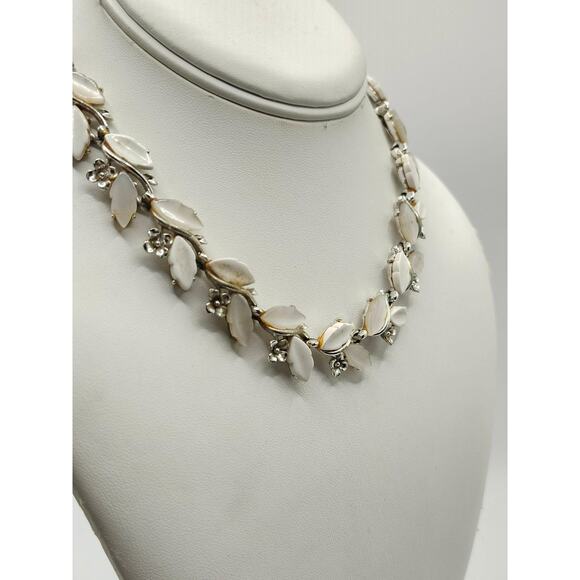 Vintage White Leaf Lucite Thermoset Choker - Picture 9 of 10